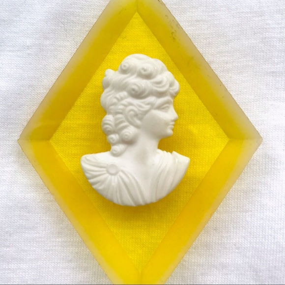 Jewelry - Vintage Lucite Cameo
